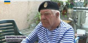 Дідусь на візку, який вмикав в окупованому Херсоні українські пісні, передав ЗСУ пів мільйона