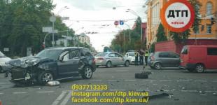 В Киеве столкнулись четыре авто: есть пострадавшие 