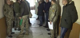 Военные сборы в Украине: в военкоматах аншлаги, резервисты рвутся на полигоны