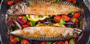 Запечена скумбрія з помідорами та цибулею