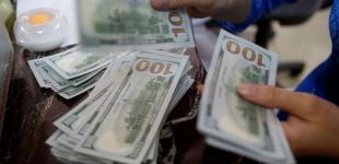 В столице кассир обменника ограбил девушку на 26 тысяч долларов и запер ее