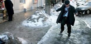 Украинцы массово попадают в травмпункты из-за гололеда