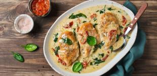 Куряча грудка у вершковому соусі: швидкий рецепт