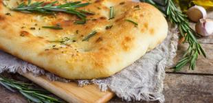 Рецепт фокача — італійського хліба з розмарином, часником та пармезаном