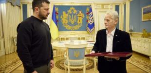 Зеленський нагородив Мустафу Джемілєва званням Героя України