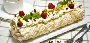 Меренговий рулет із полуницею та вершковим сиром