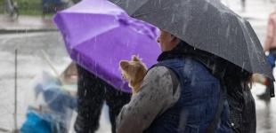 Град, дощі, мокрий сніг та потужний вітер: синоптик попереджає про негоду в Україні