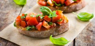 Брускета з помідорами: класичний італійський рецепт