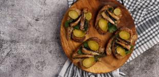 Бутерброди зі шпротами: рецепт популярної закуски