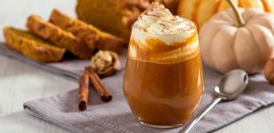 Ароматний гарбузовий лате зі спеціями: простий рецепт осіннього напою