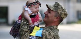 Які сімейні обставини дають право на відпустку військовослужбовця під час війни, на скільки днів