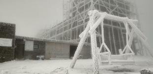 Видимість - 30 м: Карпати засипало снігом 