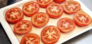 Хвилинний літній салат, який ніколи не набридає: просто наріжте помідори кружечками