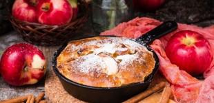 Готуємо шарлотку з яблуками на сковороді: смачний пиріг на кефірі та одному яйці