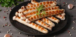 Як приготувати домашні курячі сосиски: простий рецепт