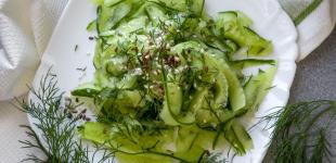 Гострий хрумкий салат із огірків із кунжутом: рецепт ефектної літньої закуски