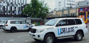 У Києві на автівки ООН приклеїли красномовний напис через позицію організації щодо підриву Каховської ГЕС