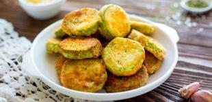 Смажені молоді кабачки з часниковим соусом: рецепт смачної літньої закуски