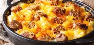 Картопляна запіканка з сосисками та сиром у духовці: дуже швидкий рецепт