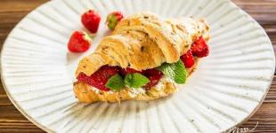 Сендвіч із круасана з полуницею: рецепт від Євгена Клопотенка