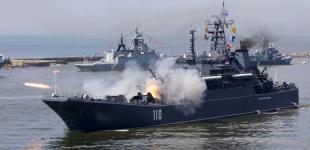 Дурень думкою багатіє. В ВМС пояснили для чого росіяни фарбують кораблі в чорний колір