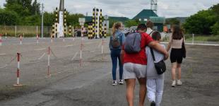 Новий законопроект. Коли підлітки до 18 років зможуть їхати за кордон без супроводу