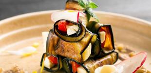 Рулетики з баклажанів з помідорами та моцарелою: рецепт ефектної закуски