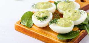 Яйця, фаршировані авокадо