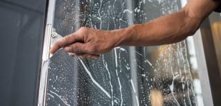 Як помити вікна ззовні, якщо живеш на високому поверсі