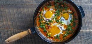 Червона шакшука: рецепт популярного єврейського сніданку