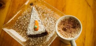 Лише декілька інгредієнтів — і швидкий пиріг готовий: змішайте яблука та моркву