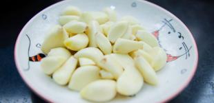 Чому потрібно покласти зубчик часнику під подушку: ви будете здивовані ефектом