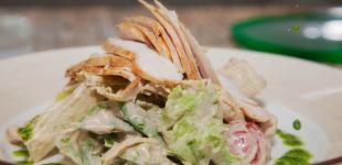 Салат з шинки, сиру, капусти та помідорів: смачний і корисний рецепт