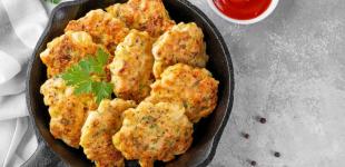 Курячі оладки з сиром та зеленню: дуже простий рецепт