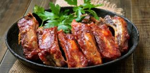 Смачні свинячі ребра в духовці: популярний рецепт