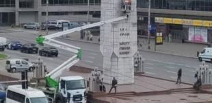 У Києві прибрали радянську зірку з обеліска на Галицькій площі: з'явилися фото