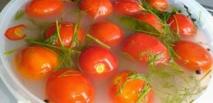 Рецепт смачних квашених помідорів, ще й розсолу від похмілля на додаток