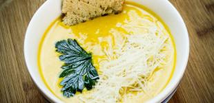 Сирний суп, який підкорить ваше серце з першої ложки: простий рецепт