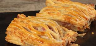Слойки з куркою та сиром: простий рецепт на готовому тісті