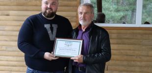 У Мережі розгорівся скандал: нардеп приїхав у звільнений Тростянець у светрику з літерою V