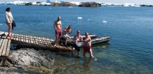 Украинские полярники скупались на Крещение в бухте в Антарктике