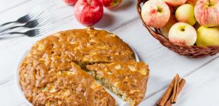 Заливний яблучний пиріг: простий рецепт