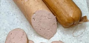 Ніжна вершкова ковбаса з курки: як приготувати домашній мʼясний делікатес