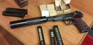 У главного коммуниста Украины при обыске нашли пистолет с глушителем