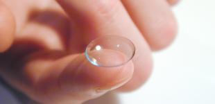 Как девушке изменить цвет глаз?