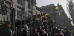 Митингующие забросали яйцами посольство РФ в Киеве