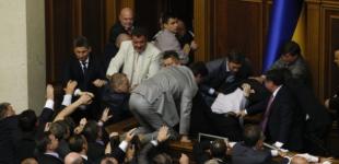 В Раде снова неспокойно: в зале подрались депутаты
