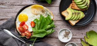 Час сніданку має значення — коли їсти, щоб організм спалював жир