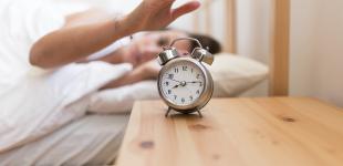 Переведення годинників 2025: як зимовий час вплине на ваш сон та самопочуття