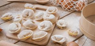 Що додати в тісто на пельмені, щоб було еластичним, м’яким, не розварювалося й не рвалося